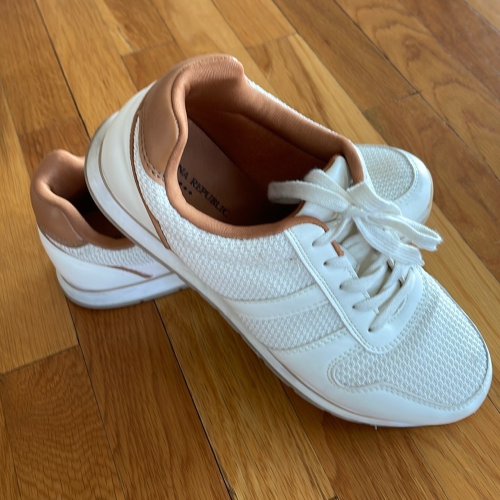 Banana Republic Cream Tennis Shoe, size 9
